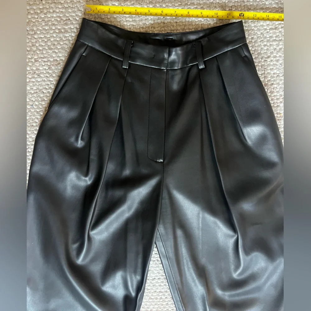 Frankie Shop FAUX LEATHER pleated wide leg PANTS - BLACK - Picture 4 of 5